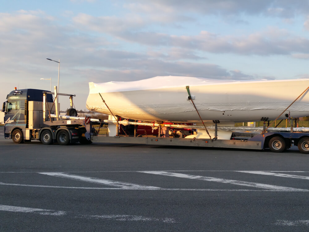 Sleepy Fahrzeug mit geladener Yacht | Sleepy Yachttransporte & Spezialtransporte