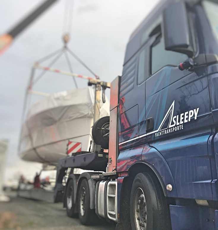 Sleepy Fahrzeug geladener Yacht und Kran | Sleepy Yachttransporte & Spezialtransporte