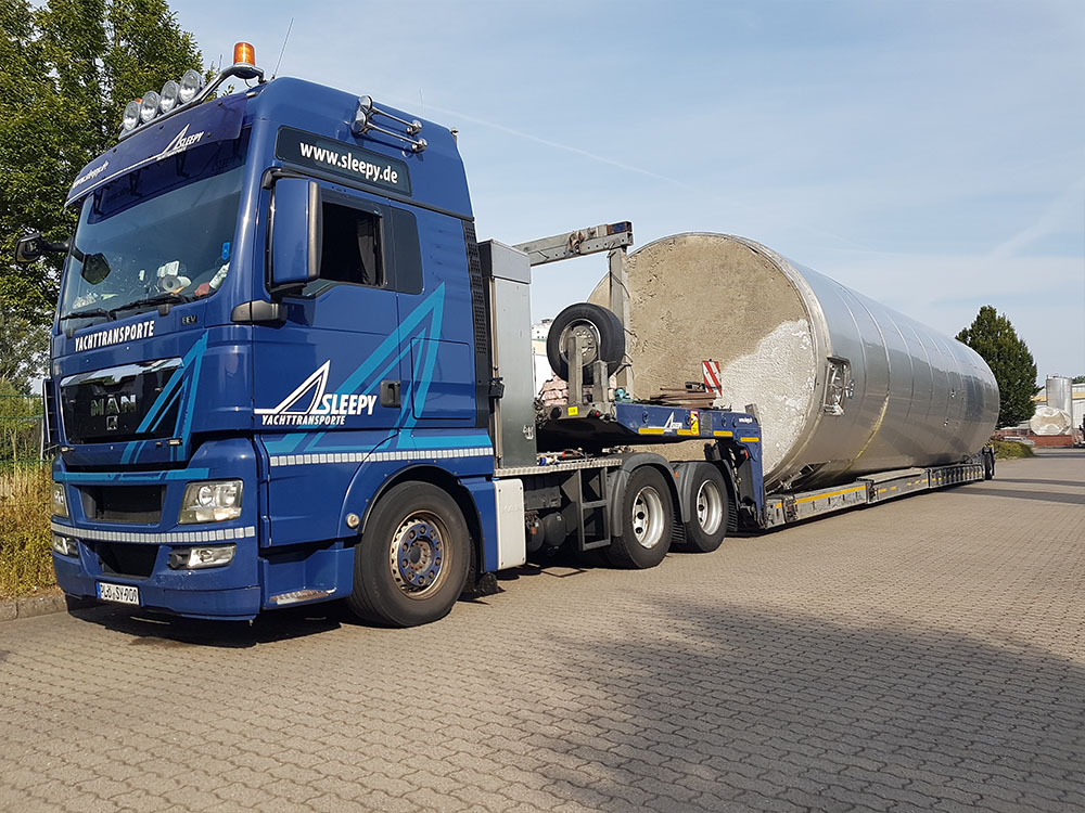 Sleepy Fahrzeug mit Spezialtransport | Sleepy Yachttransporte & Spezialtransporte
