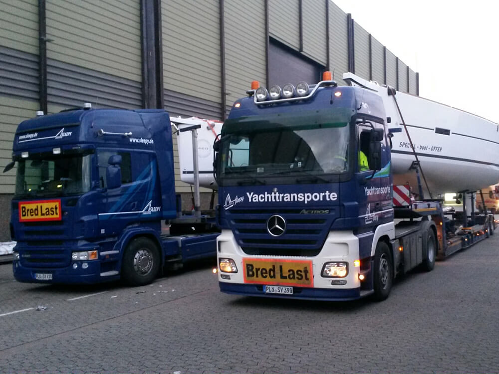 Sleepy Vehicles with Loaded Yachts – Trade Fair Pickup in Düsseldorf | Sleepy Yacht & Special Transport