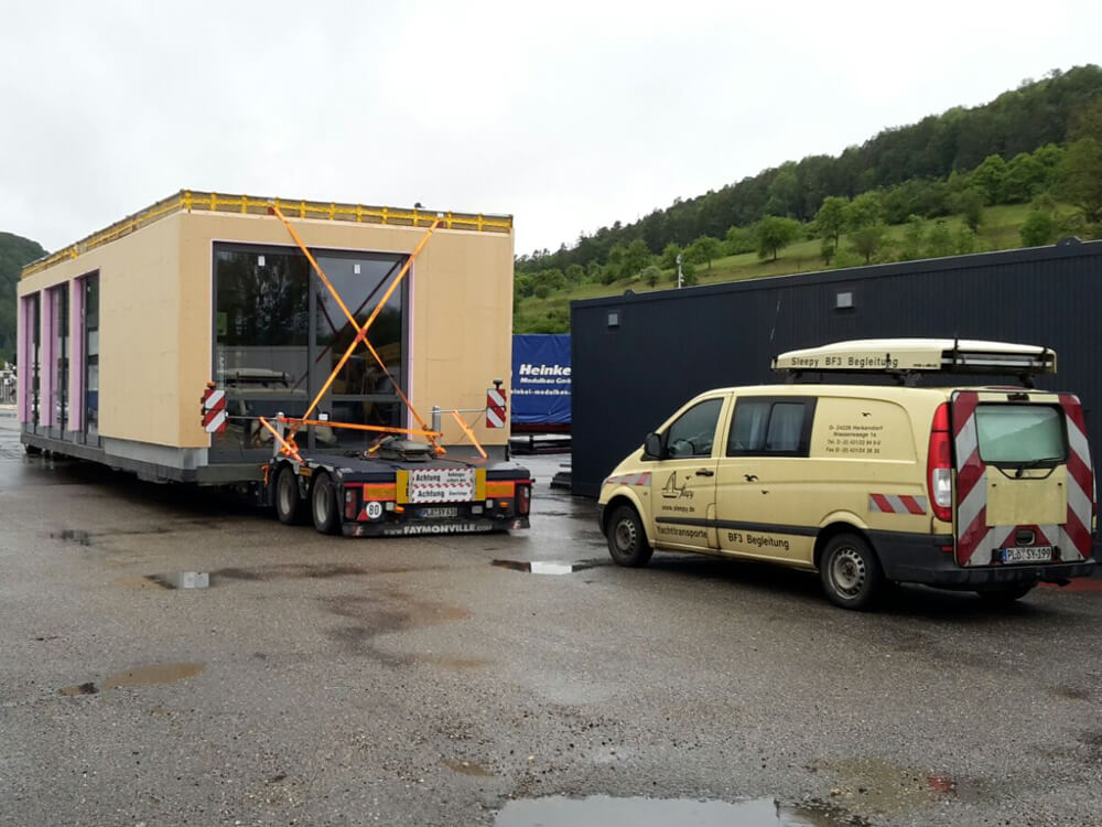 Sleepy Vehicle with Oversized Modular Unit and Escort Vehicle | Sleepy Yacht & Special Transport