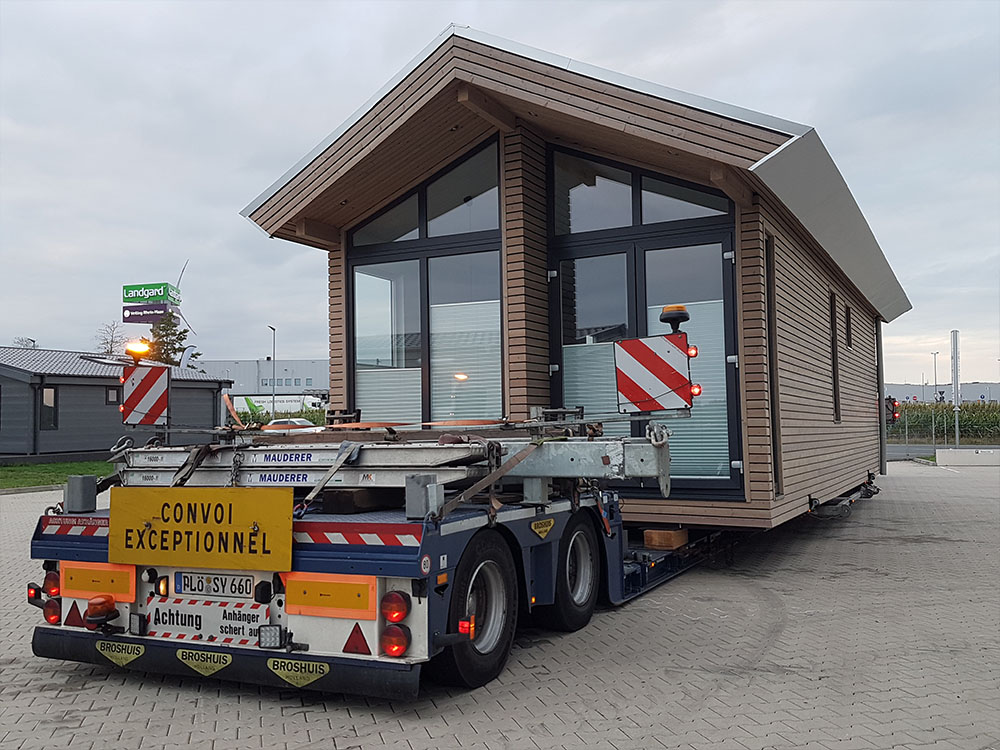 Sleepy Fahrzeug mit geladenem Mobilheim | Sleepy Yachttransporte & Spezialtransporte