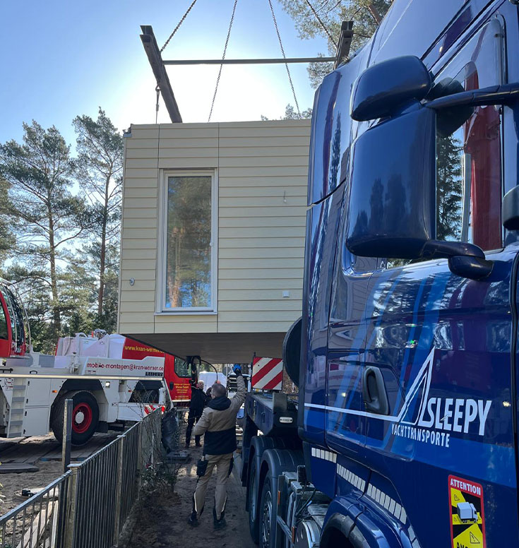 Sleepy Fahrzeug mit geladenem Mobilheim | Sleepy Yachttransporte & Spezialtransporte