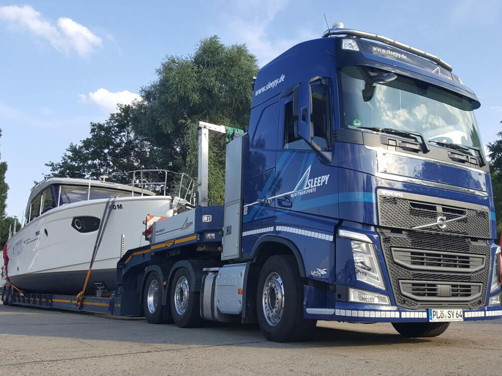 Sleepy Fahrzeug mit geladener Yacht | Sleepy Yachttransporte & Spezialtransporte
