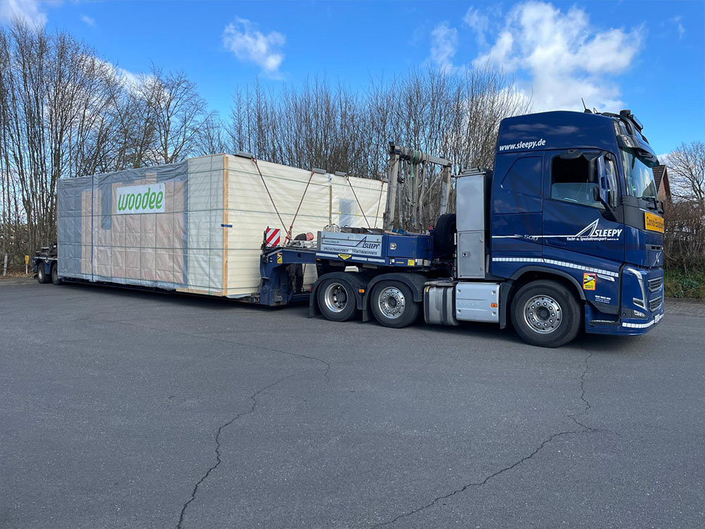 Sleepy Fahrzeug mit geladenem Spezialtransport | Sleepy Yachttransporte & Spezialtransporte