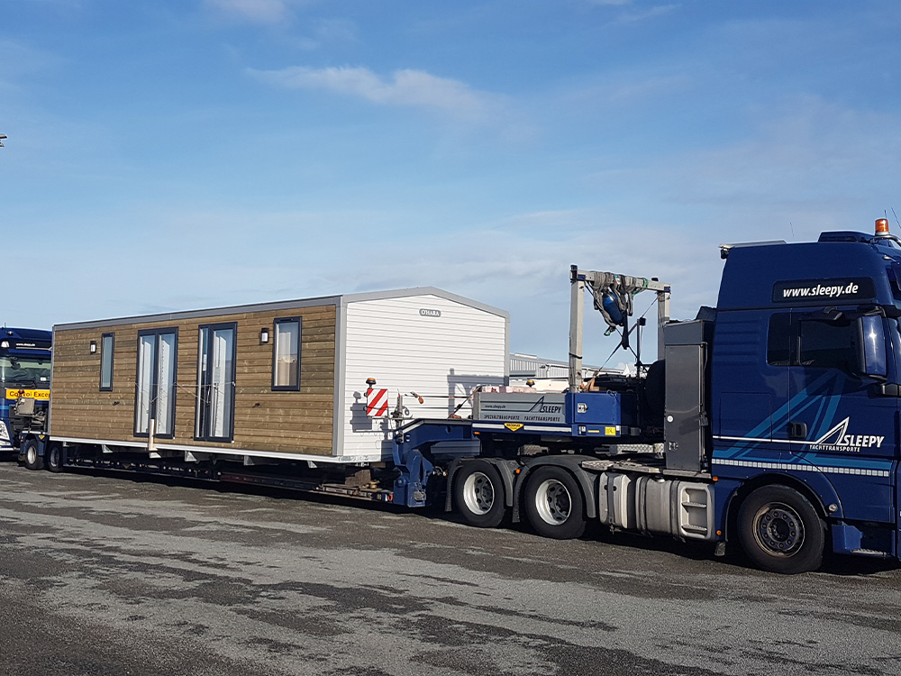 Sleepy Fahrzeug mit geladenem Mobilheim | Sleepy Yachttransporte & Spezialtransporte