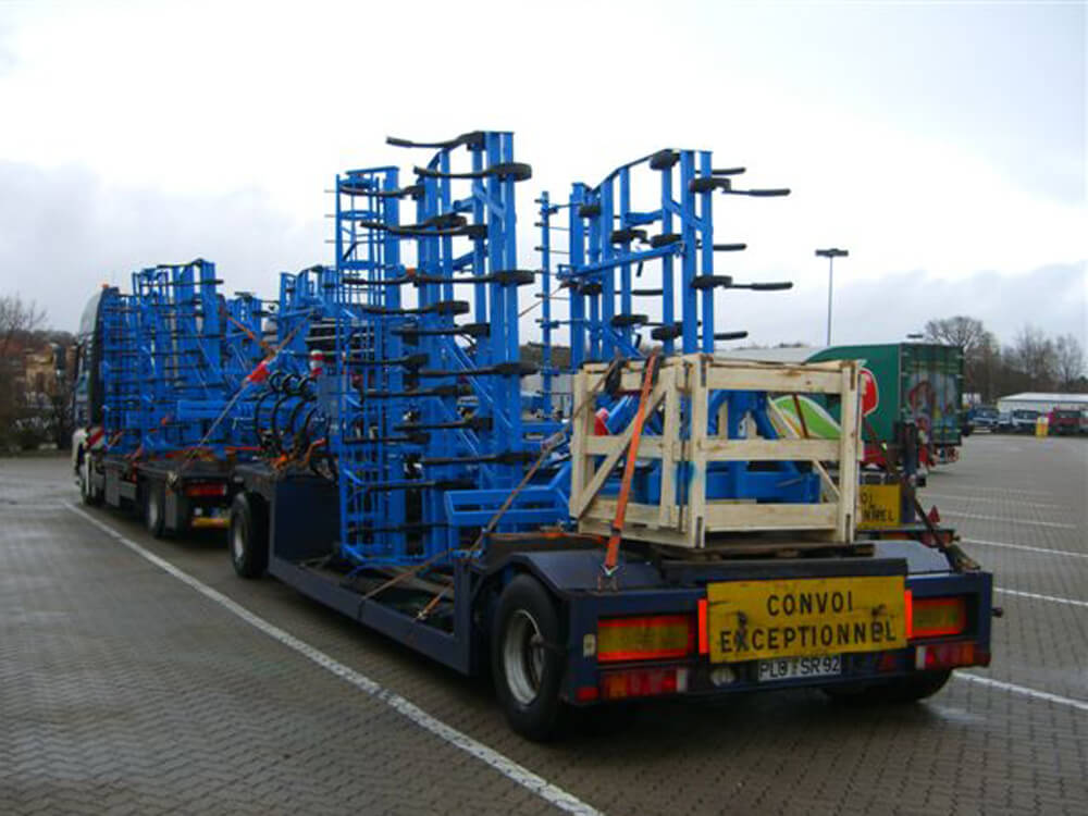 Sleepy Vehicle with Loaded Agricultural Equipment | Sleepy Yacht & Special Transport