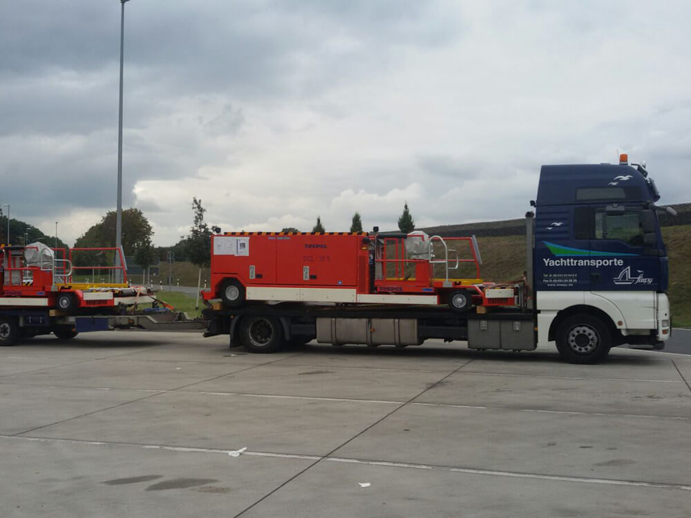 Sleepy Vehicle with Loaded Airport Equipment to Norway | Sleepy Yacht & Special Transport