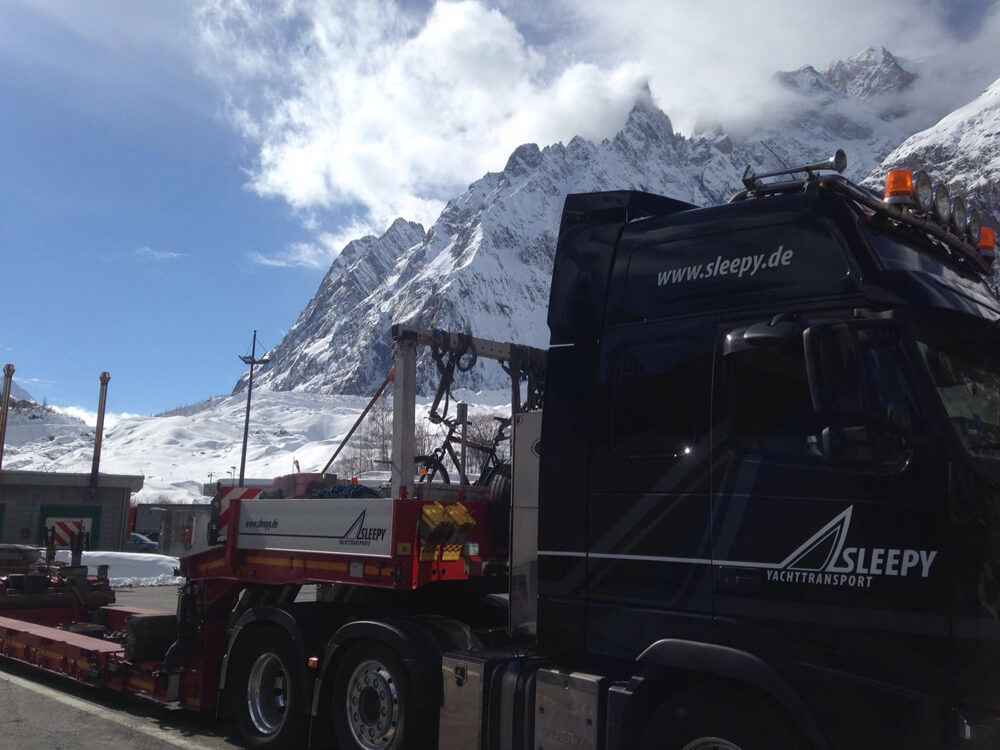 Sleepy Vehicle in the Snowy Alps | Sleepy Yacht & Special Transport