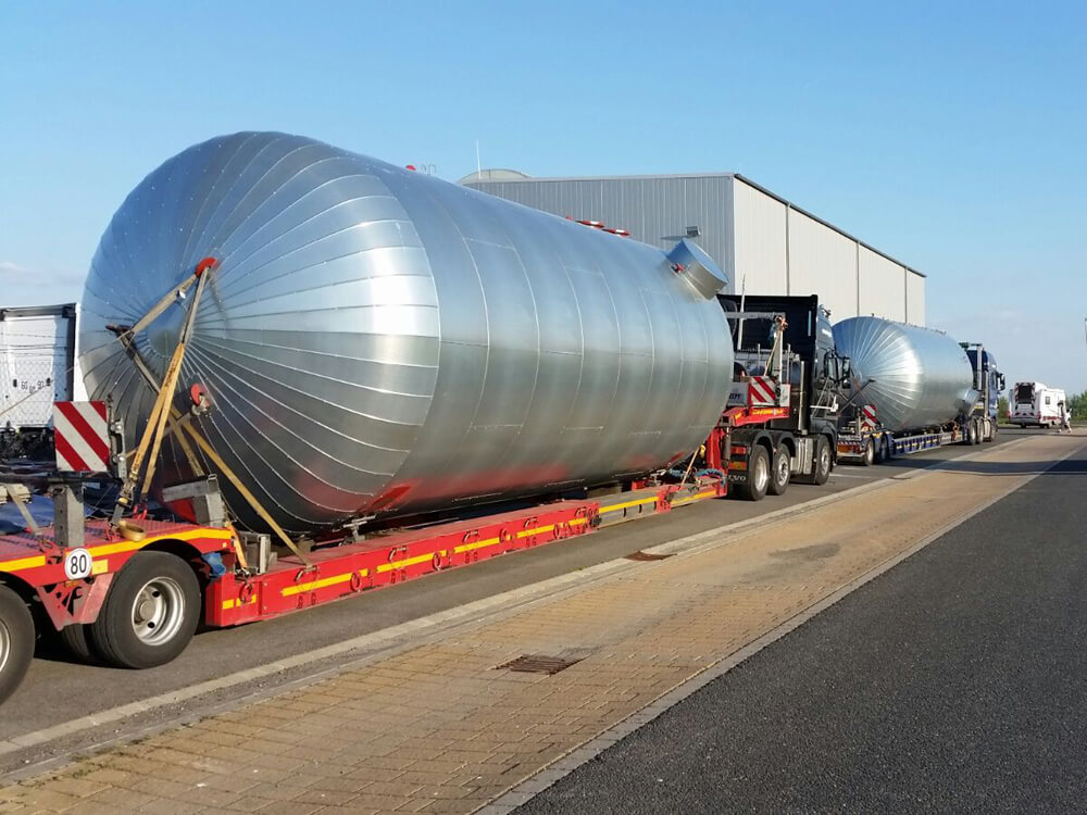 Sleepy Vehicles with Loaded Thermo Containers | Sleepy Yacht & Special Transport