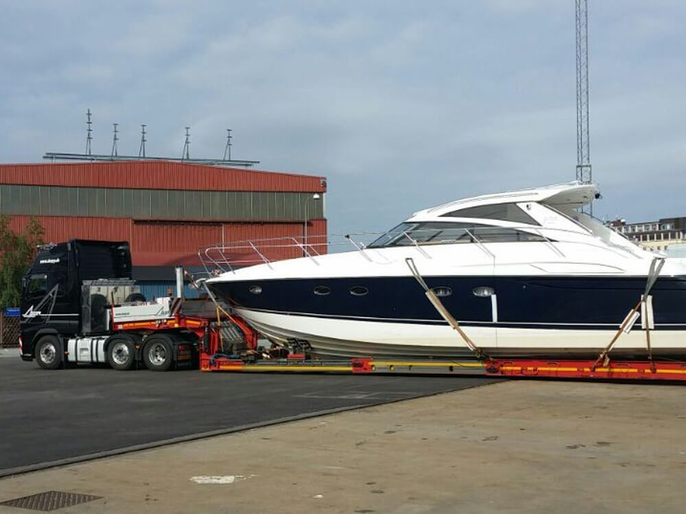 Sleepy Vehicle with Loaded Motor Yacht from the Adriatic to Spain | Sleepy Yacht & Special Transport