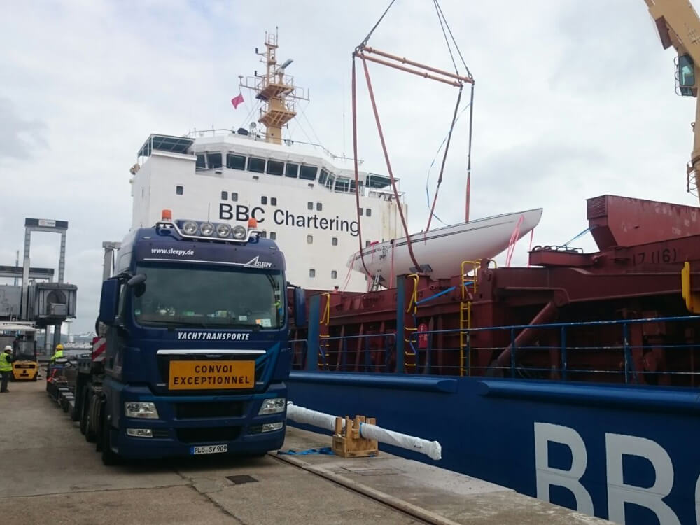 Sleepy Vehicle at Seafreight Pickup at the Port | Sleepy Yacht & Special Transport